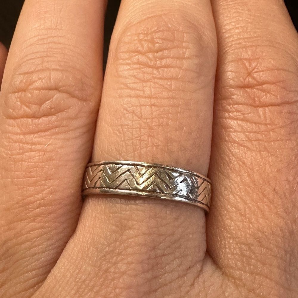 SALE! Stunning Sterling silver‎ zigzag ring band!